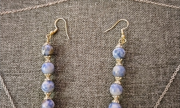 Set Halskette und Ohrhänger mit blau/weissen Perlen