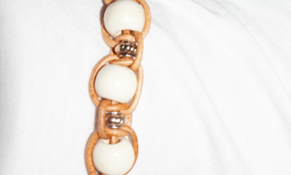Armband geknüpft mit Holz und Metallperlen (weiss/silber)