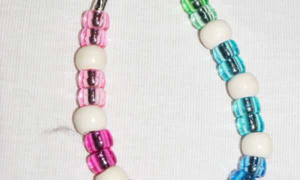 Armband mit durchsichtigen und HolzperlenPerlen