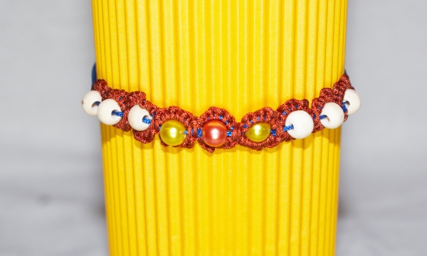 Geknüpftes Armband in Blumenform mit Holz- und Schmuckperlen