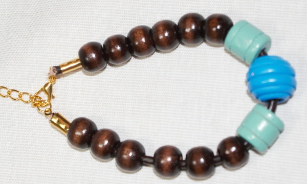 Armband mit Holzperlen (dunkelbraun/blau)