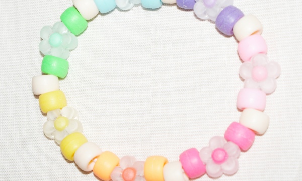 Armband mit matten Schmuckperlen und Blumen