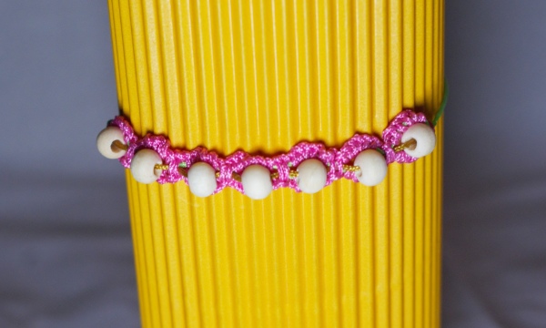 B-Ware: Geknüpftes Armband in Blumenform mit Holzperlen