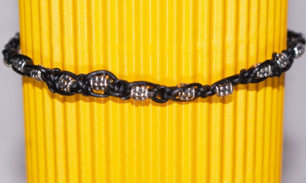 Lederarmband geknüpft mit eingeflochtenen Silberperlen