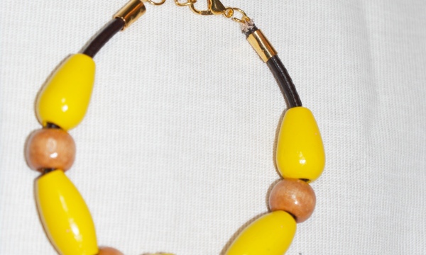 Armband mit Holzperlen (gelb/ocker)