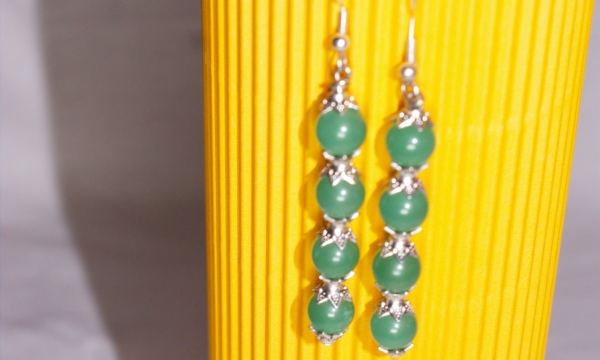 Ohrhänger mit eingefassten Emerald-Steinen 