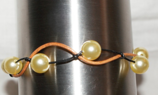 Lederarmband zweifarbig mit Perlen