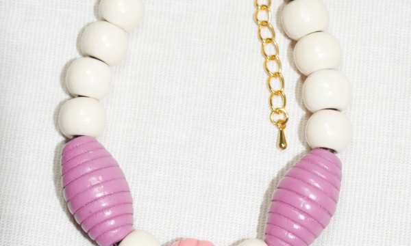 Armband mit Holzperlen (weiss/violett/rosa)