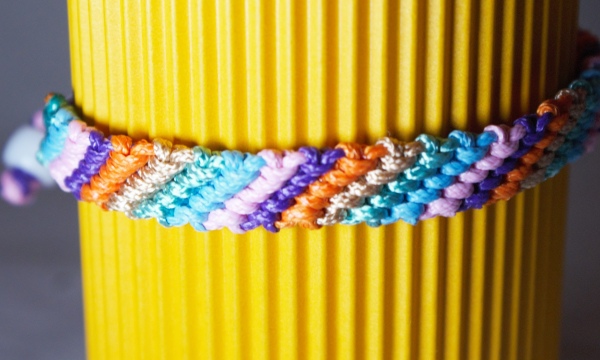 Geknüpftes Armband in Regenbogenfarben