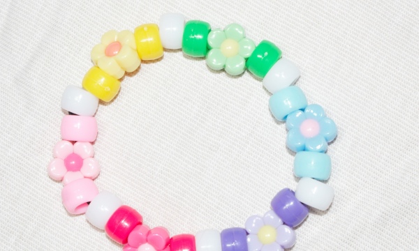 Armband mit glänzenden Schmuckperlen und Blumen