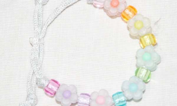 Armband mit Blumen und Schmuckperlen