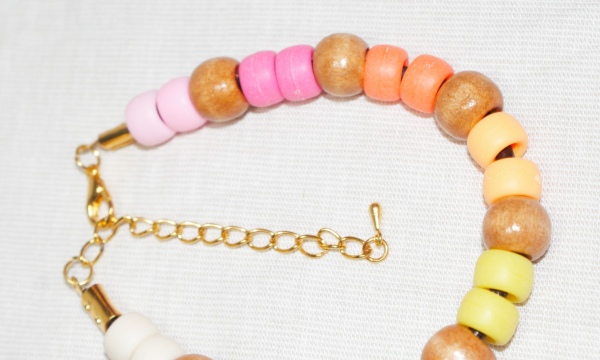 Armband mit Holz- und Schmuckperlen