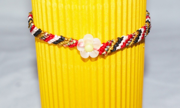 Geknüpftes Armband mit Blume
