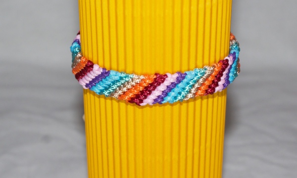 Geknüpftes Armband in Regenbogenfarben